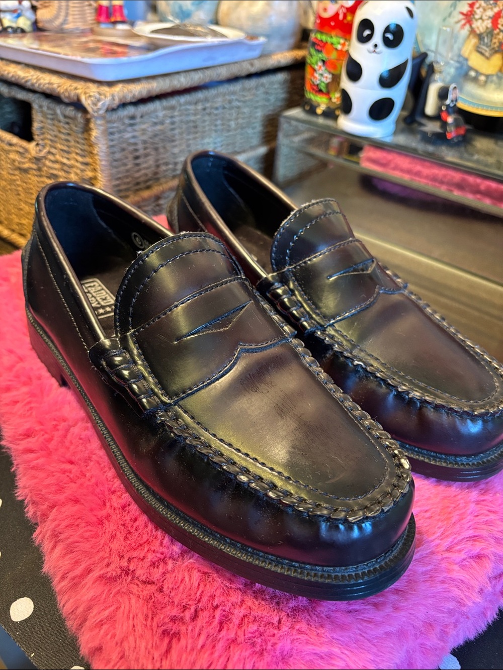 EUC Faded Glory Classic black vegan leather penny loafers. Men’s size 6 or wome